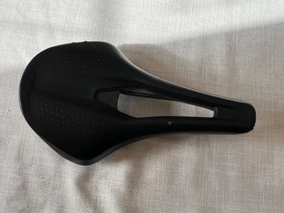 FIZIK Saddle Argo R3 Tempo - 160mm Saddle - Carbon Black - Image 1 of 4