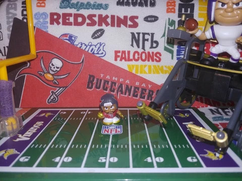 2019 NFL Teenymates Gold box Tampa Bay Buccaneers WR Mike Evans exclusive figure Cover