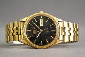 Reloj de pulsera Seiko de cuarzo cuadrado tono dorado esfera negra día/fecha 35 mm para hombre 5Y23-8049 - Imagen 1 de 4