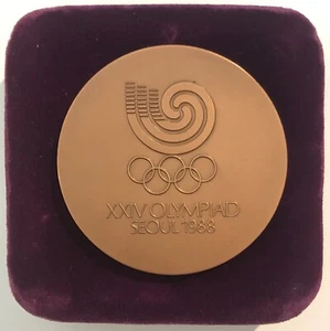 OLIMPIC GAME OLIMPIADI DI SEOLU XXIVa 1988 medaglia partecipazione con scatola - Imagen 1 de 4
