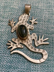 Vintage Signed TG Sterling Silver .925 Navajo Lizard Gecko Green Stone Pendant - Picture 1 of 8