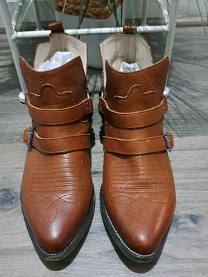 Anthropologie Gee Wawa Aries Marrón Western Hebilla Arnés Botines Talla 7M Foto 1 de 4