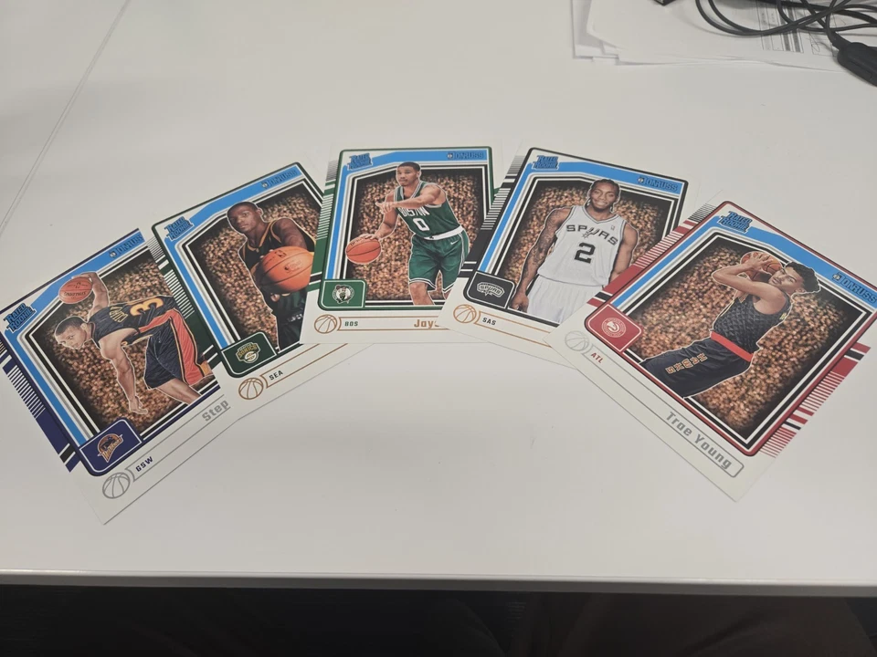 Insertos de tarjeta de novato Donruss NBA de gran tamaño 24-25 Foto 1 de 4