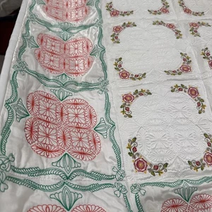 VTG Quilted Bedspread –White with Floral Wreaths & Pastel Border MCM Cottagecore - Picture 1 of 13