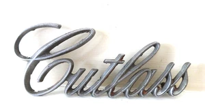 DE COLECCIÓN 1971-72 OLDSMOBILE CUTLASS OEM MALETERO TRASERO EMBLEMA INSIGNIA ESCRITURA 9851757 - Imagen 1 de 11