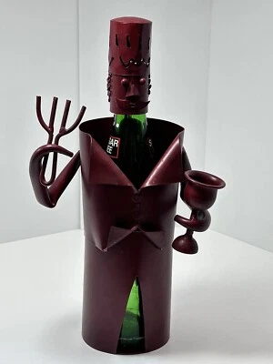 Porta-garrafa de vinho metal garçom usando chapéu e smoking pronto para servir, marrom profundo - Imagem 1 de 4