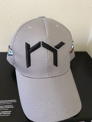 Gorra gris HY con logotipo bordado y parches laterales Foto 1 de 2
