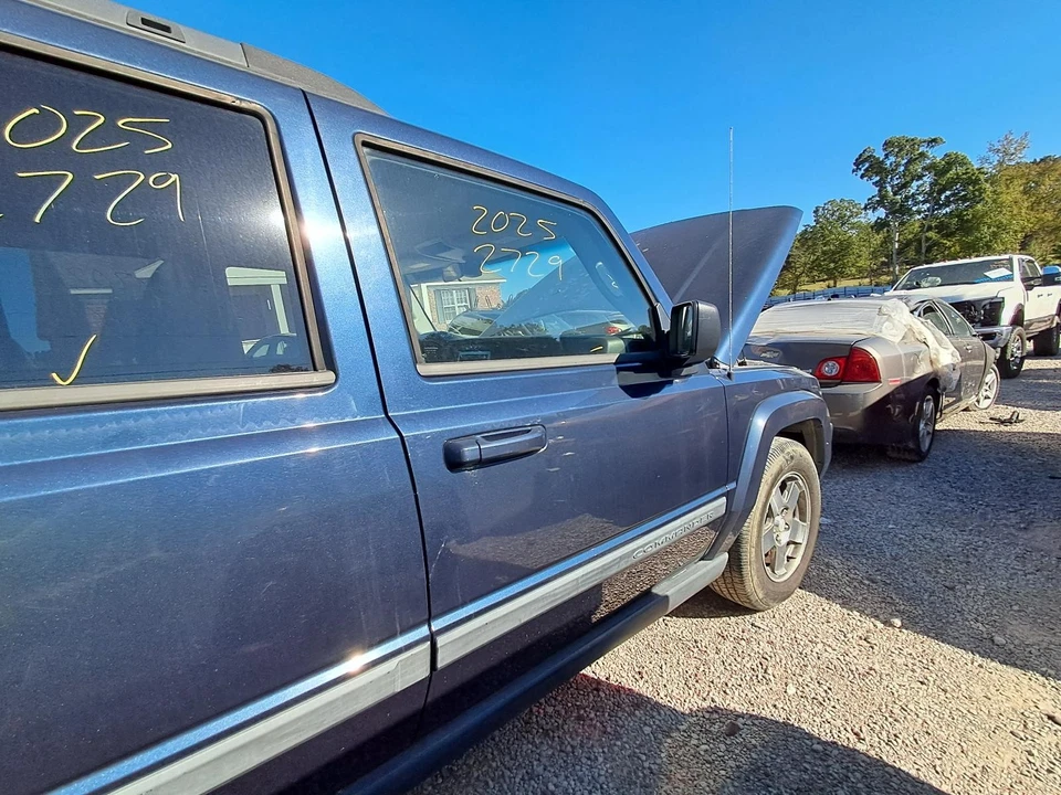 Used Front Right Door Assembly Front fits: 2009 Jeep Commander Front Right Grade Foto 1 de 4