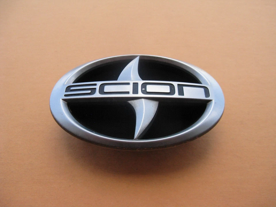 2006 06 SCION XA PARRILLA DELANTERA EMBLEMA LOGOTIPO INSIGNIA SIGNO SÍMBOLO 75311-52180 A46989 Foto 1 de 4