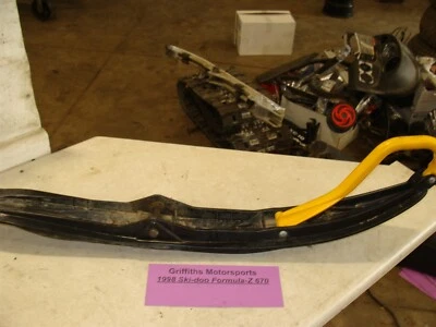 1998 SKI-DOO FORMULA Z 670 CK3 fabricante de equipamento original esqui de plástico com corredor de metal duro amarelo - Imagem 1 de 4