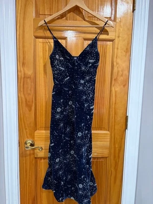 Vestido sin Mangas de Terciopelo Estampado de Estrellas Urban Outfitters XS Azul Marino Celestial Midi Foto 1 de 4