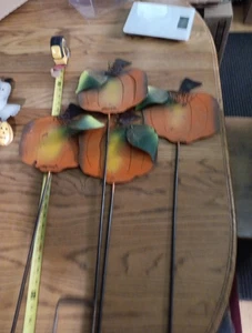 Arte de patio de Halloween de 5 piezas. Cuatro calabazas de 9" y un fantasma de 12". - Imagen 1 de 16