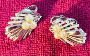 Vintage TRIFARI Crown Silver Tone Clip On Earrings 3 Faux Pearls Lovely - Picture 1 of 5