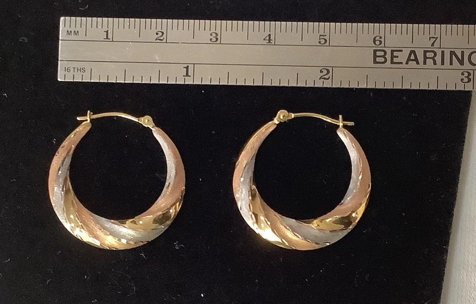 Hermoso Par de Pendientes Aro Perforados Tri Colores Oro 14K Oro Rosa Blanco y Amarillo Foto 1 de 1