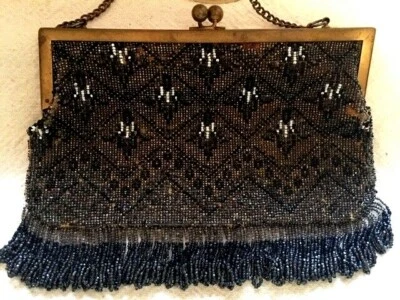 Bolsa de mão antiga com micro miçangas GEOMÉTRICA com franja forro de camurça armação de latão corrente - Imagem 1 de 4