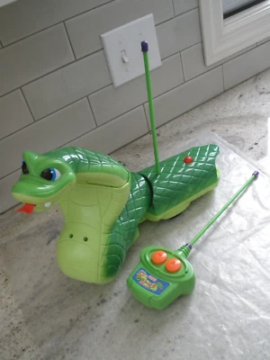 VINTAGE FISHER PRICE SLITHERING JAKE RC REMOTE CONTROL WORKS (MISSING BACK) - Image 1 of 4