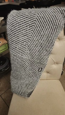 Bufanda blanca y negra DKNY Infinity para mujer. ¡Súper suave! Foto 1 de 3