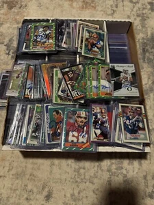 Random NFL AUTH Autograph Lot 1 Card Donruss, Panini, Topps RARE VINTAGE-PRESENT - Bild 1 von 2