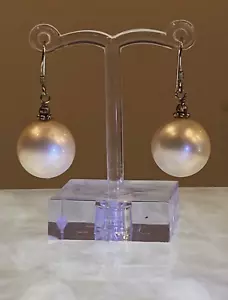 Pendientes colgantes de perlas (16 mm) hechos por el hombre en plata de ley 925, 34 mm de largo. - Imagen 1 de 3