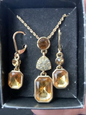 NUEVO EN CAJA Conjunto de Regalo Collar y Pendientes Topacio Sorpresa Brillante Avon Tono Dorado Foto 1 de 4
