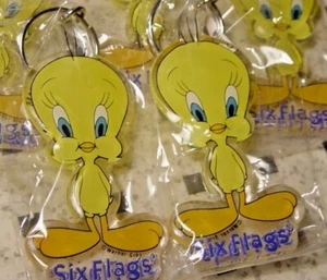 Schlüsselanhänger LOONEY TUNES Tweety Vogel Geburtstag Party Gastgeschenke sechs Flaggen - Bild 1 von 5