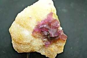 RARE.FLUORITE OCTAEDRIQUE POURPRE SUR QUARTZ - Picture 1 of 8