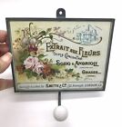 Antik Look französisches Parfüm Etikett Plakette auf Metallgestell Badezimmer Wandhaken Rosen