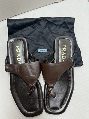 Sandalias de tanga vintage de cuero marrón Prada. Talla 35. Hecho en Italia. NUEVO Foto 1 de 4