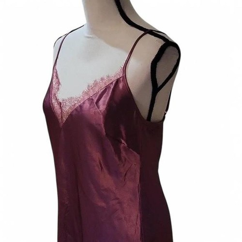 UNDERCOVER Abito slip in pizzo bordeaux Victoria's Secret con dettagli in pizzo.