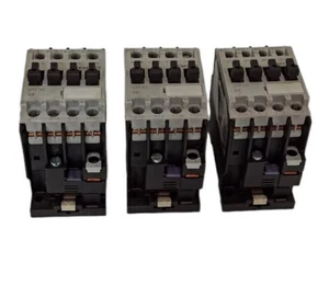 Siemens 3TF3010 Contattore 9A 24v AC USATO - Foto 1 di 5