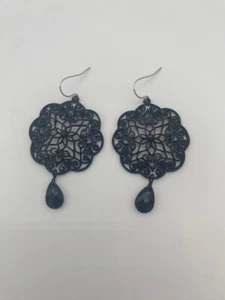 Schwarze Anhänger-Ohrhänger mit Blumenmuster - Bild 1 von 4