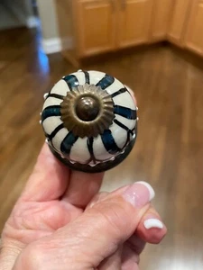 Vintage Antique Drawer Pulls, Handles, Cabinets Knobs SET OF 6 KNOBS - Bild 1 von 2