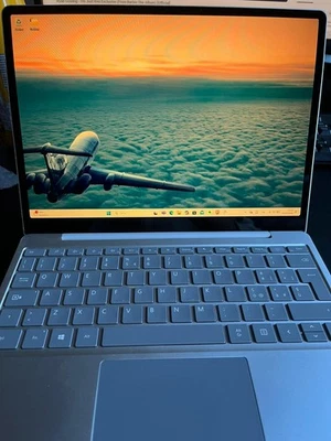 Microsoft Surface Laptop Go | i5-1035G1 |8GB RAM |128GB Memoria| Windows 11 Home - Immagine 1 di 4