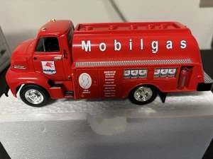 1995 First Gear 1:34 Scale 29-1752 1953 Ford C-600 with Tanker Body Mobil Gas - Picture 1 of 8