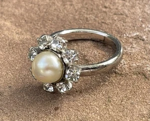 Vintage Christian Dior Ring mit Kunstperle Straßsteine RG 53 (AT 698) - Picture 1 of 4