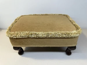 Sgabello poggiapiedi vintage Sherborne in velluto stile regina Anna gambe - Foto 1 di 23