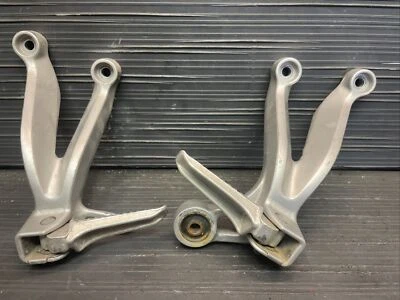 2002 Suzuki GSXR600 rear passenger footpegs and brackets #17 - Imagem 1 de 4