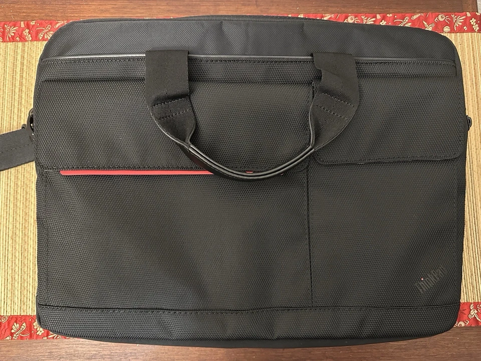 Bolsa para portátil Lenovo ThinkPad Professional 15,6", negra con adornos rojos  Foto 1 de 4
