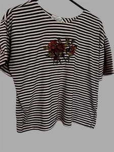 Camiseta Pullover Shenaniganse Mujer Talla L Rayas Bordada Floral Cuello Redondo - Imagen 1 de 5