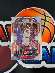 2021-22 Panini Prizm Hakeem Olajuwon #265 Razzi Prizm Argento HOF - Foto 1 di 2