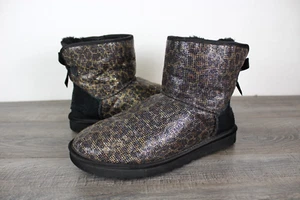 UGG Damen Mini Bailey Bow 1006168 Leopardenmuster Lammfell Winterstiefel Größe 9 - Bild 1 von 13