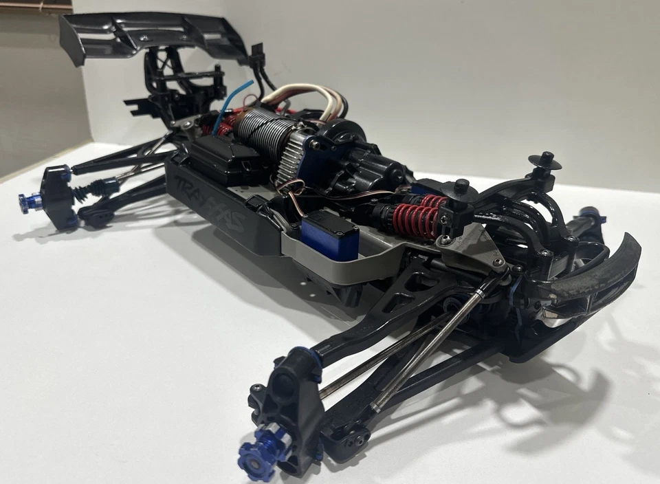 Traxxas e Revo 1.0 - Brushless Monster Truck 1/8 Scale 6s Castle Mamba. No Tyres - Image 1 of 4