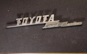Pair Vintage OEM 1969-1973 Toyota Land Cruiser Fender Emblem Badge Pins And Nuts - Foto 1 di 4