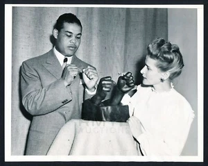 1946 Joe Louis, "The Fighters Fists" Taking Joe Louis to the World of Art Photo - Picture 1 of 2