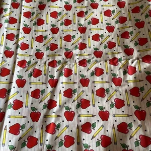 Pluma de manzanas de diseño escolar de tela de caña para empanadas de 31/3 yardas hielo en papel para cuaderno  - Imagen 1 de 8