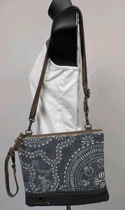 Myra Umhängetasche Upcycling Canvas blau weiß Reißverschluss abnehmbarer Riemen - Bild 1 von 9