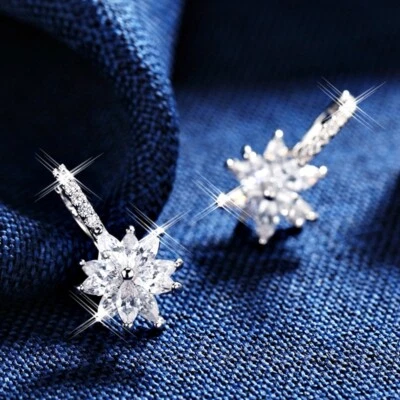 18K White Gold GF Clear Crystal Exquisite Shiny Five leaves Flower Hoop Earrings Foto 1 de 4