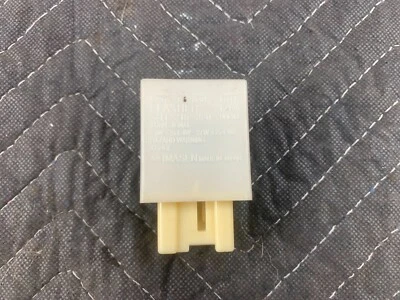 2001-2005 Mazda Miata Oem Flasher Turn Signal Hazard Relay LC62 66 830 NB 01-05 - Image 1 of 4