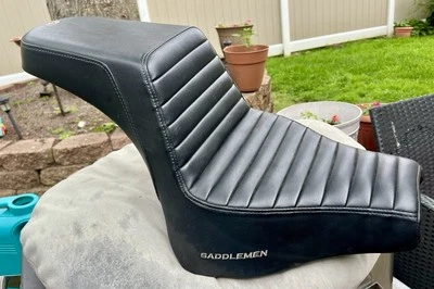 Saddlemen 2018-2023 FAT BOB FXFB/FXFBS STEP-UPTM TR SEAT/se adapta a Harley Davidson Foto 1 de 4