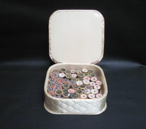 53 vintage wooden spools of Cote’s thread in old sewing box - Picture 1 of 4